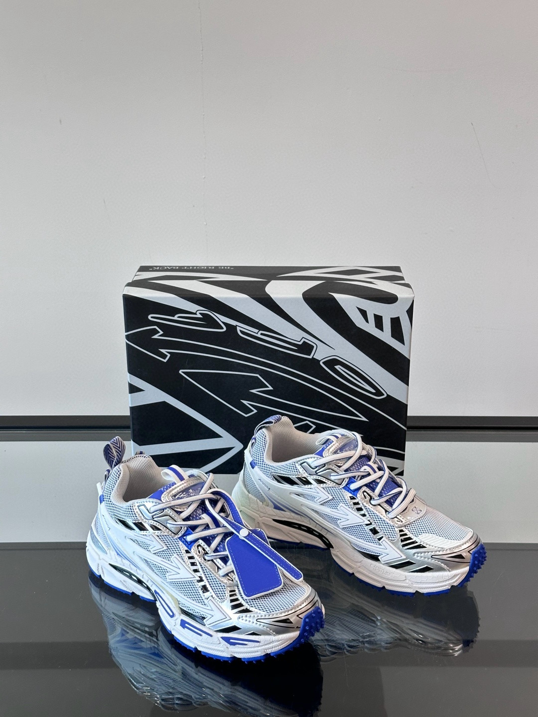 오프화이트 (Off-White) 스니커즈