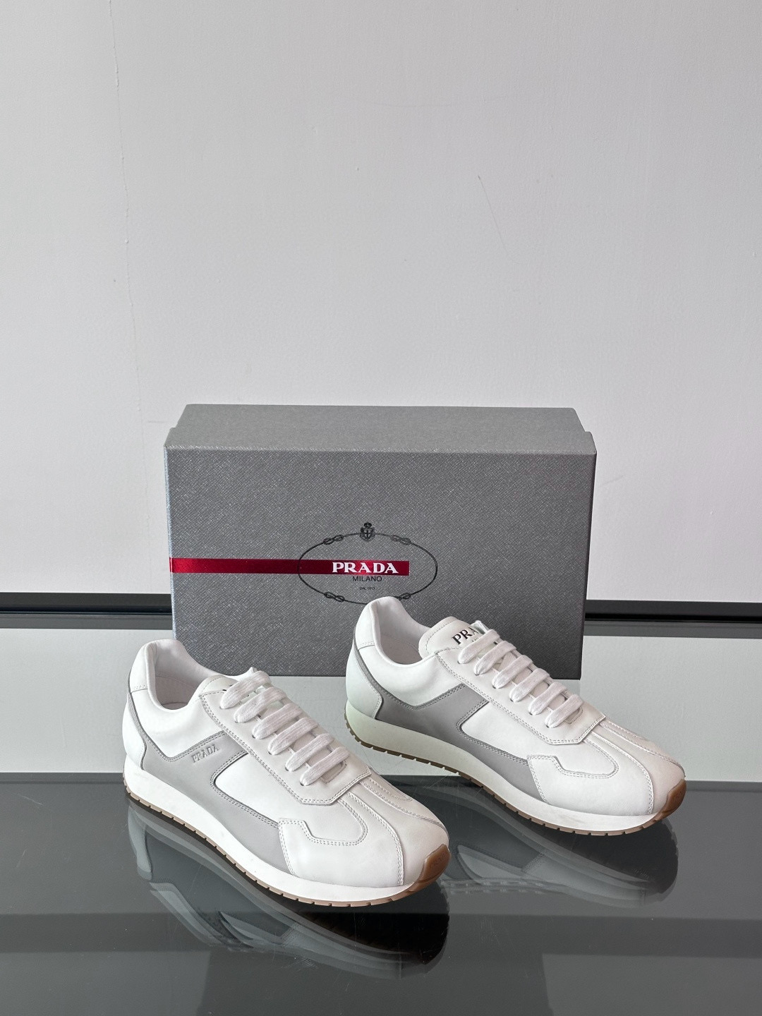 프라다 Prada 스니커즈 White