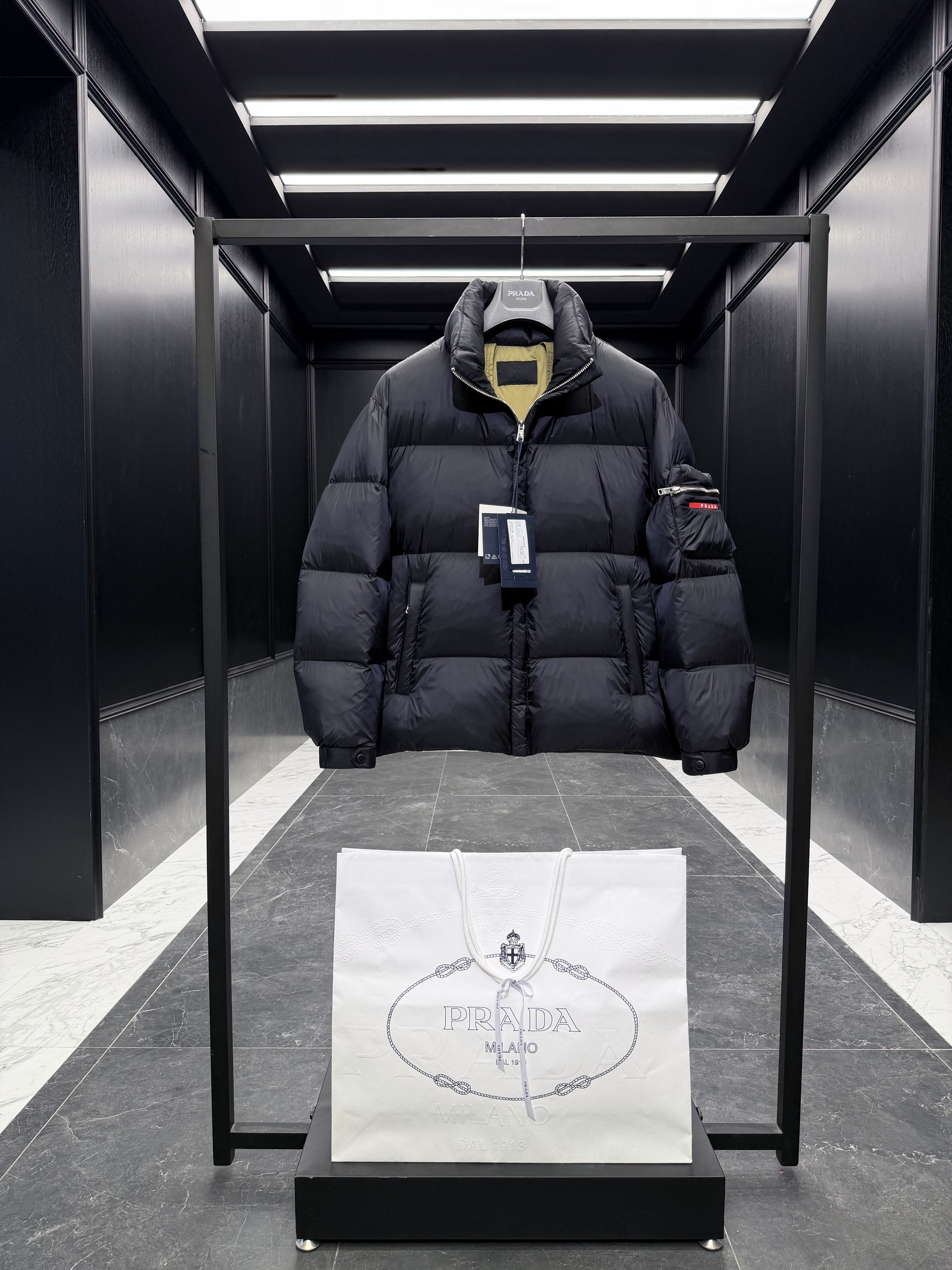 프라다 Prada 다운재킷 5300.