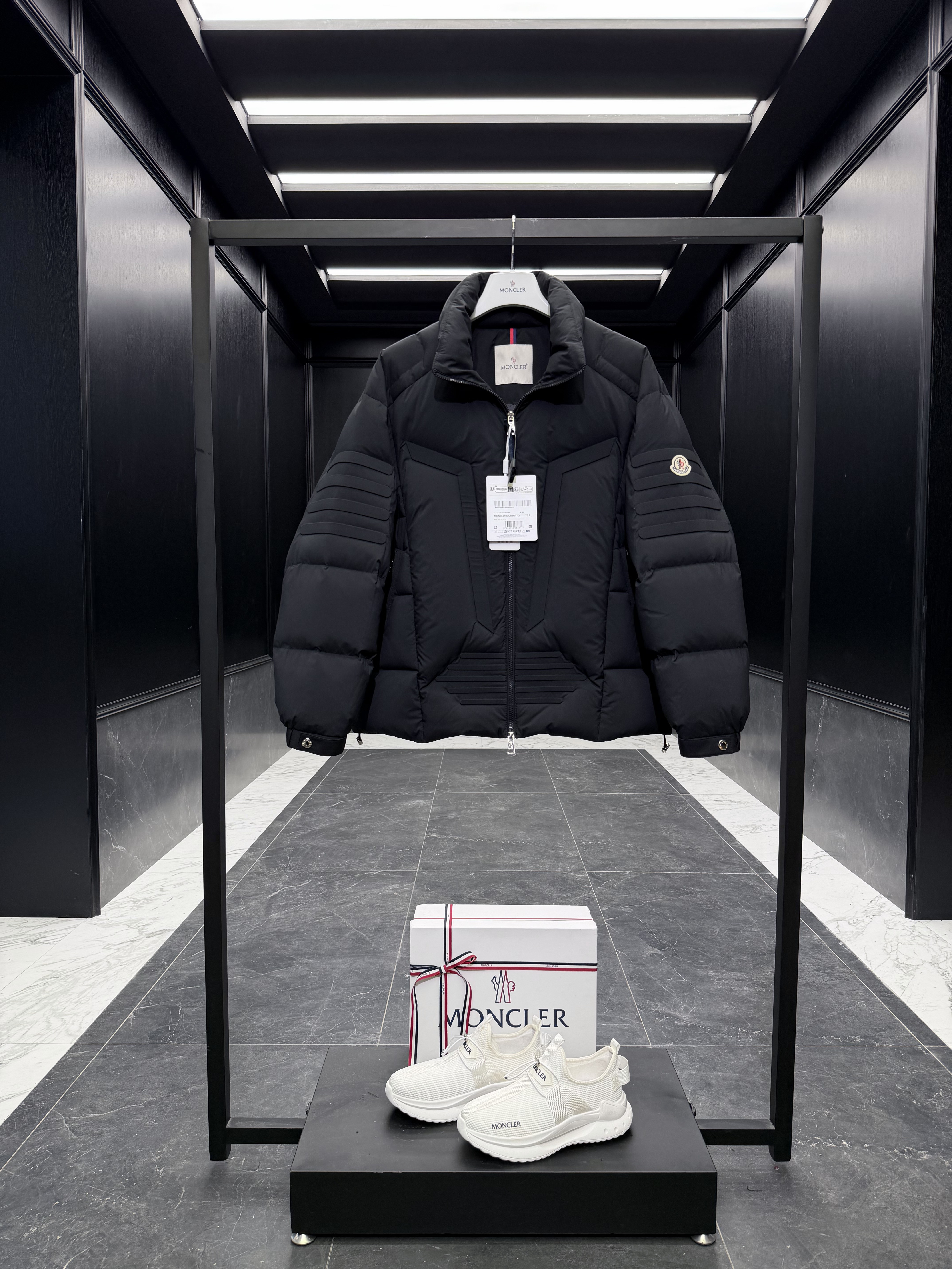 몽클레어 Moncler Matt Black 3144 다운재킷.