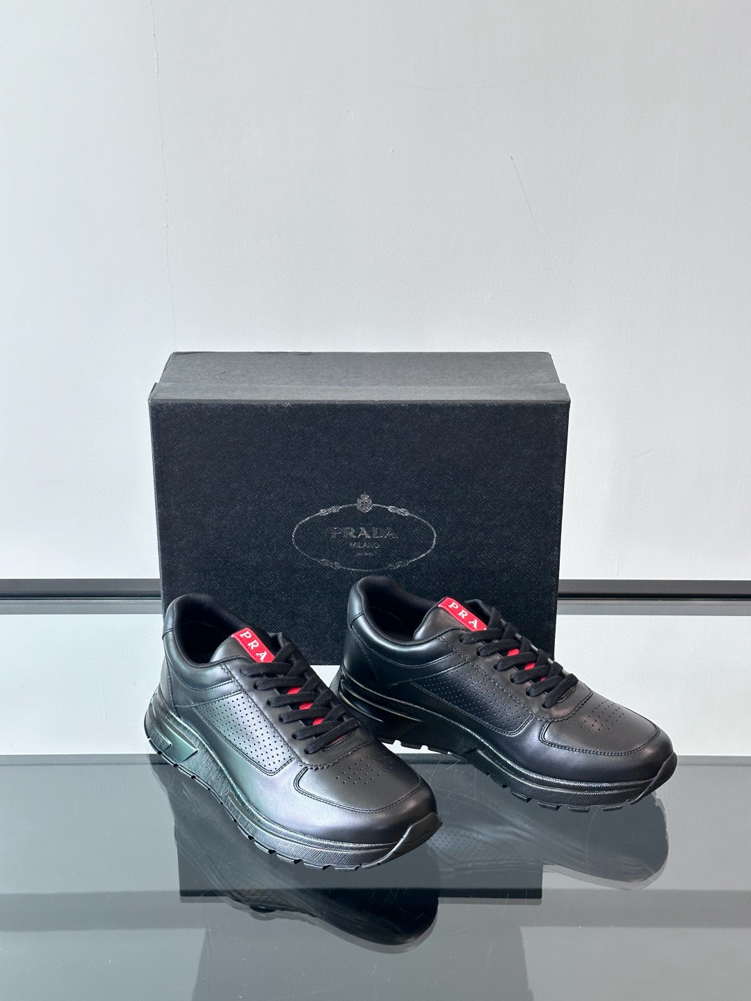 프라다 Prada 스니커즈 Black