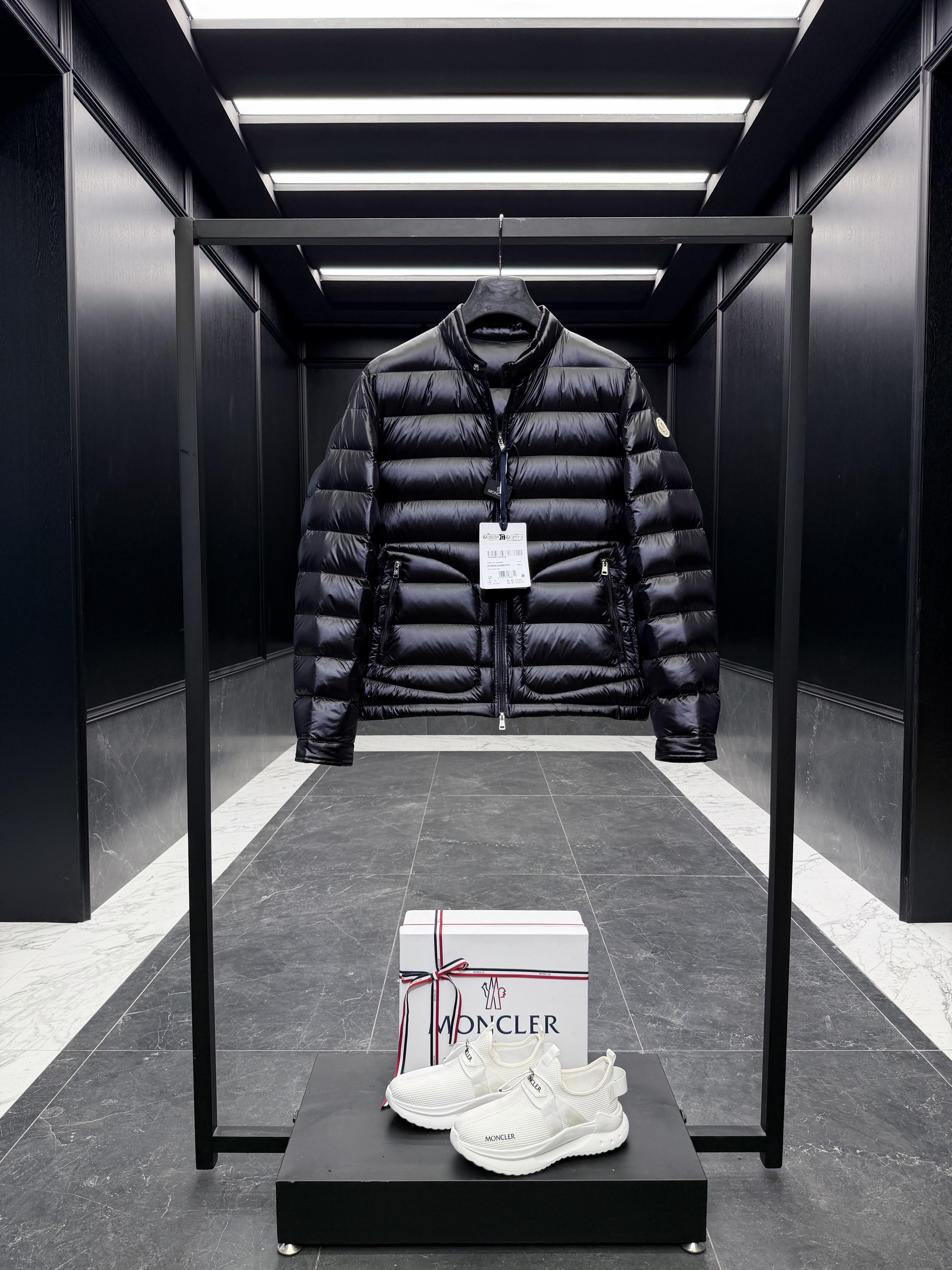 몽클레어 Moncler Acorus 다운재킷.