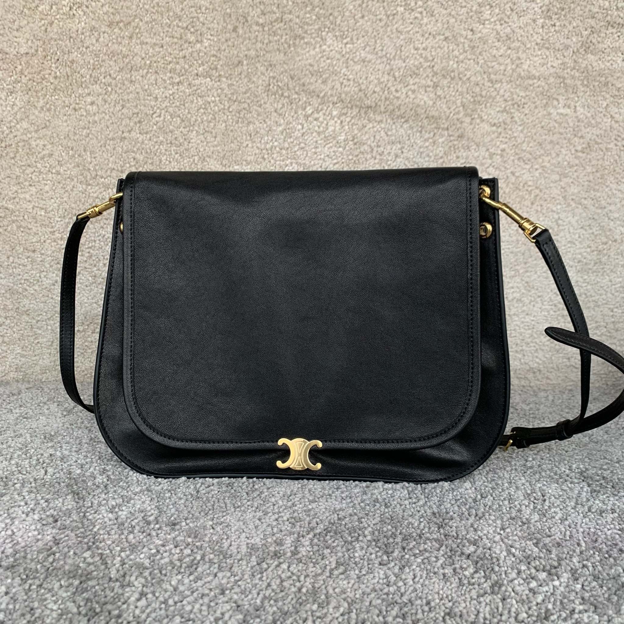 셀린느 Celine 123632 Soft Triomphe Besace in Supple Shiny Lambskin Black 32cm