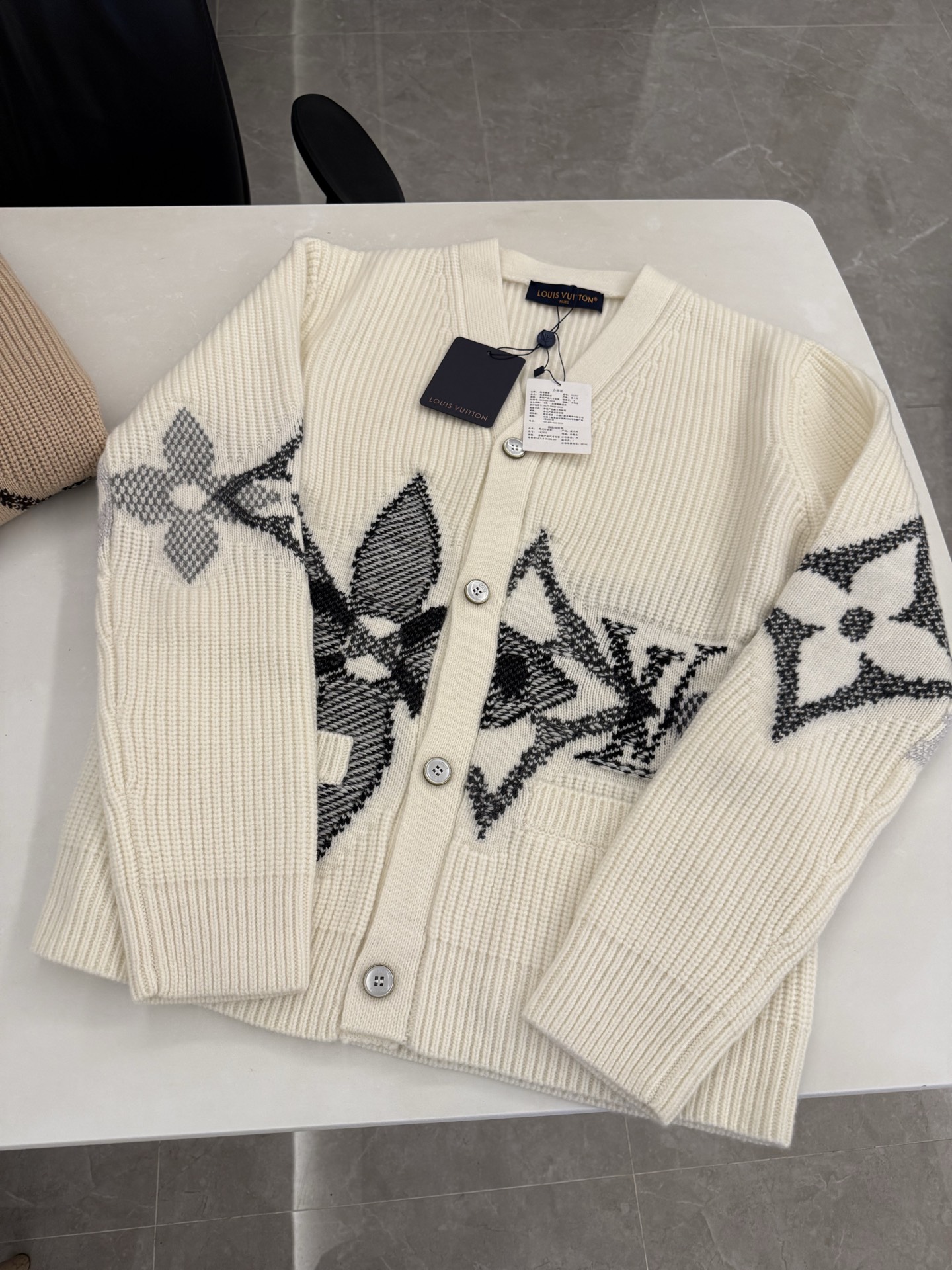 루이비통 Louis Vuitton 가디건