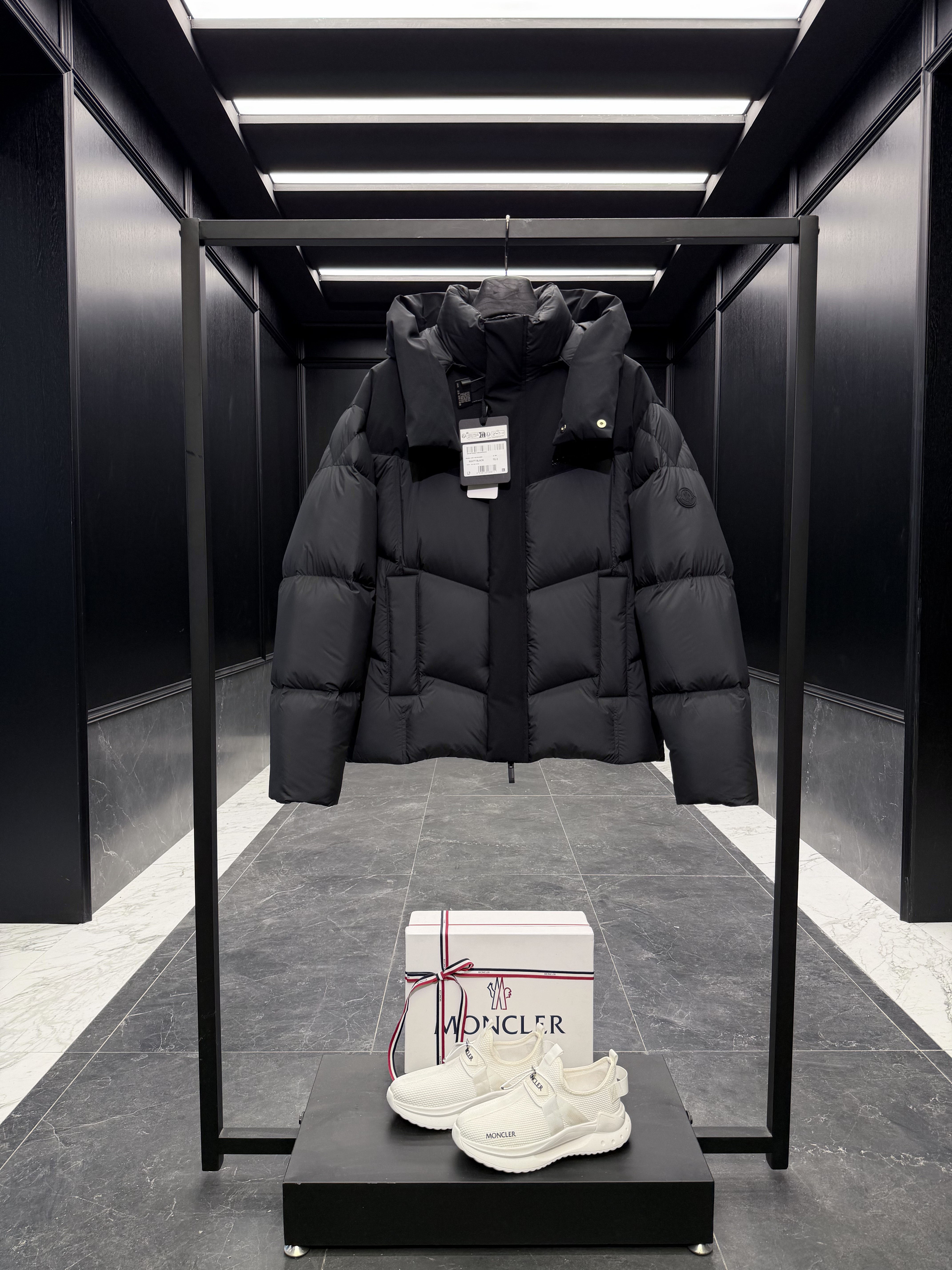 몽클레어 Moncler Matt Black 다운재킷