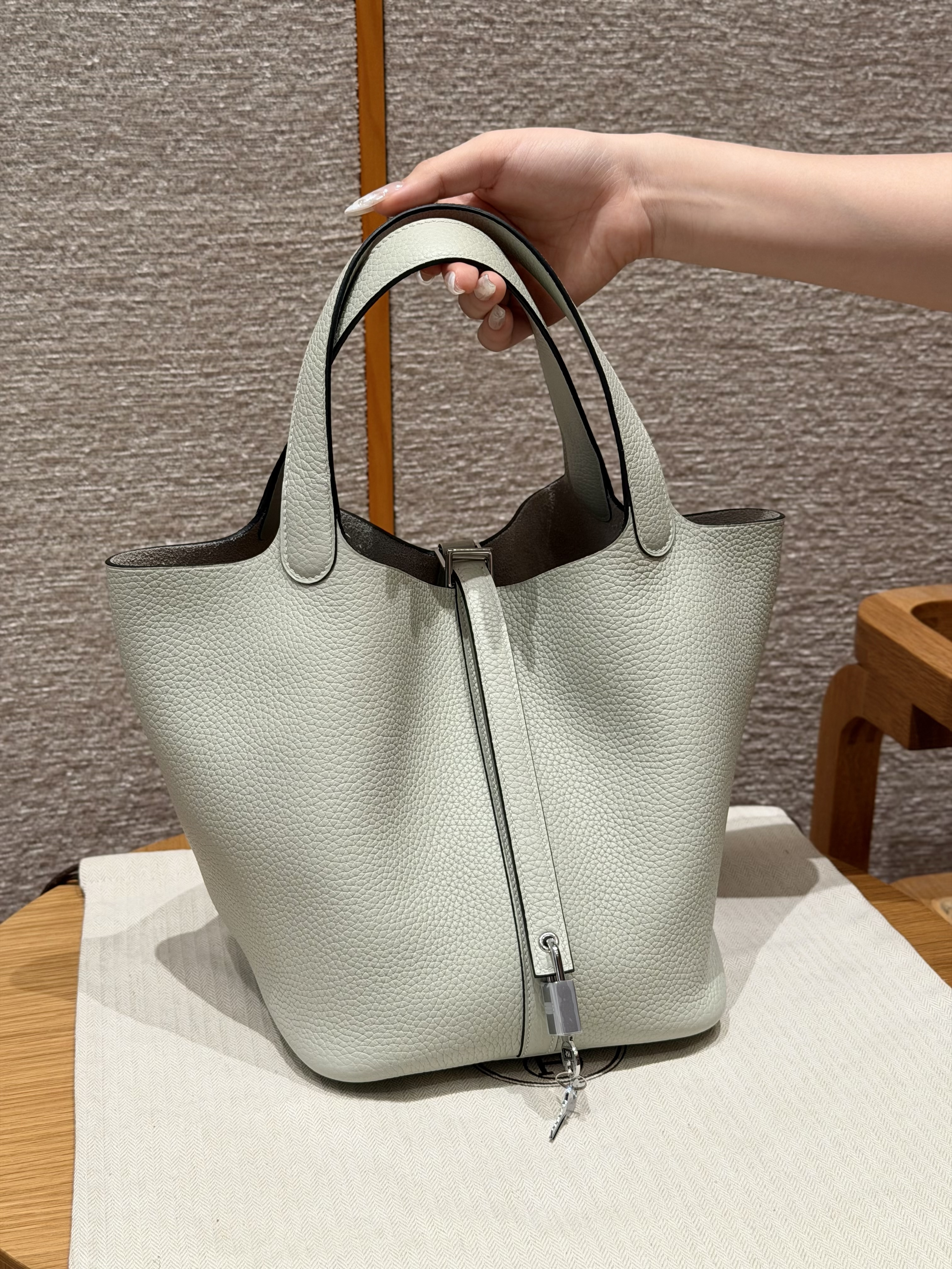 에르메스 Hermes Picotin lock 22cm clemence 0W Girs neve/silver