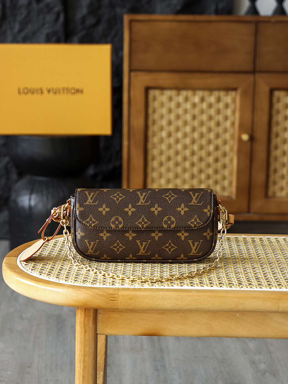 【AS】루이비통 Louis Vuitton M81911 Ivy Wallet on Chain Monogram 23.5cm