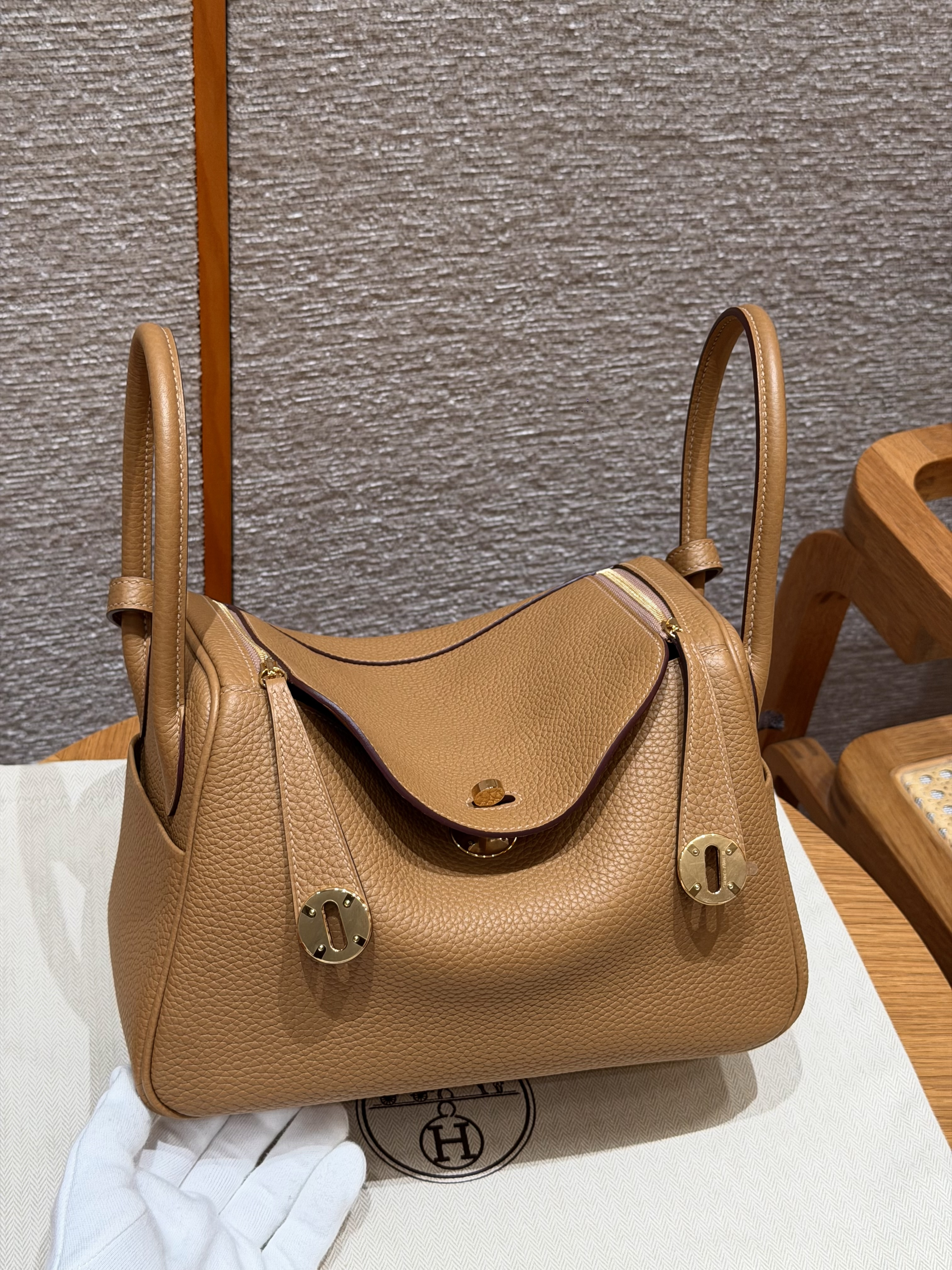 에르메스 Hermes Lindy 26cm Clemence 4B Biscuit/gold